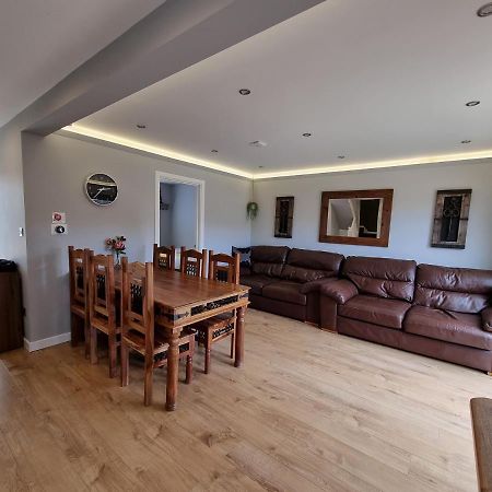 Crown Meadow - 4 Bedroom House - Heathrow - Excellentstays Colnbrook Esterno foto