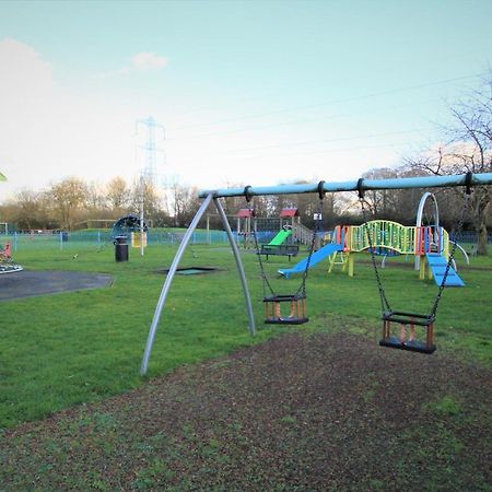 Crown Meadow - 4 Bedroom House - Heathrow - Excellentstays Colnbrook Esterno foto