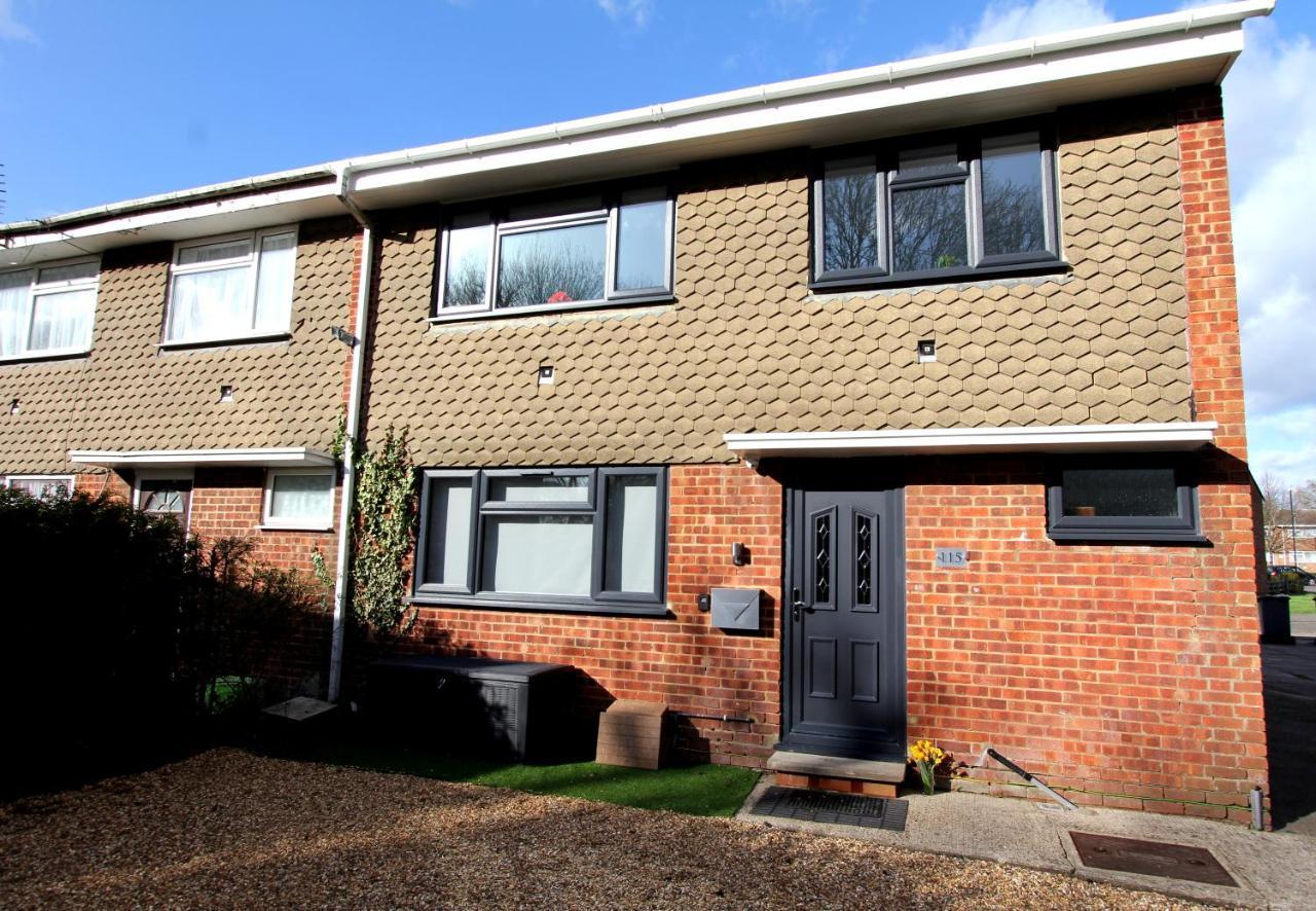 Crown Meadow - 4 Bedroom House - Heathrow - Excellentstays Colnbrook Esterno foto