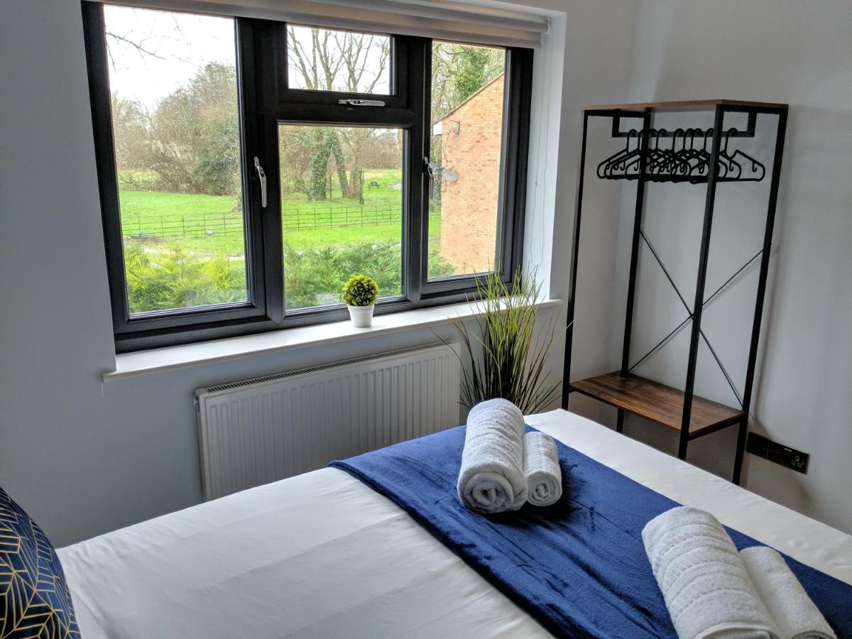 Crown Meadow - 4 Bedroom House - Heathrow - Excellentstays Colnbrook Esterno foto