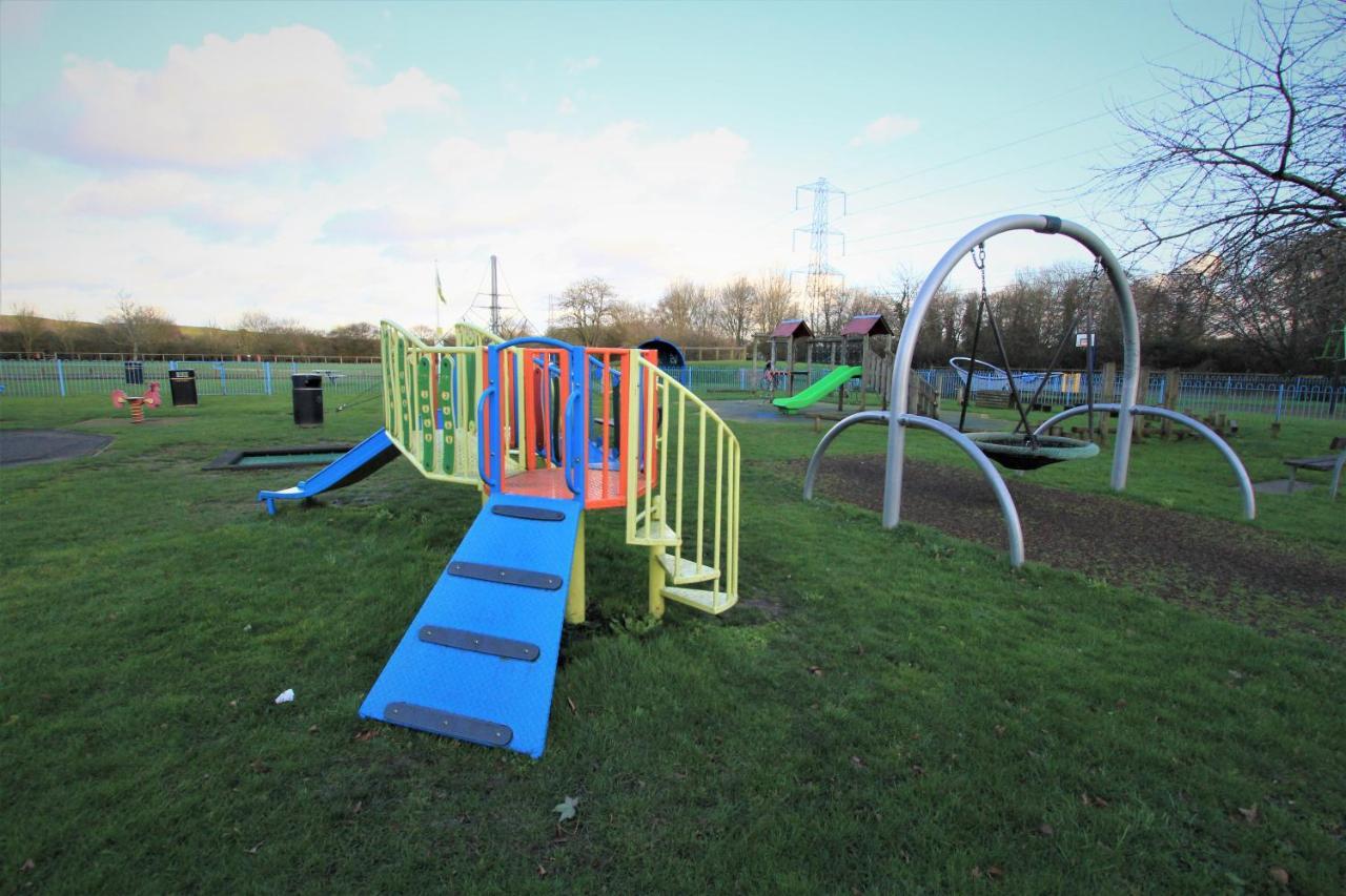 Crown Meadow - 4 Bedroom House - Heathrow - Excellentstays Colnbrook Esterno foto