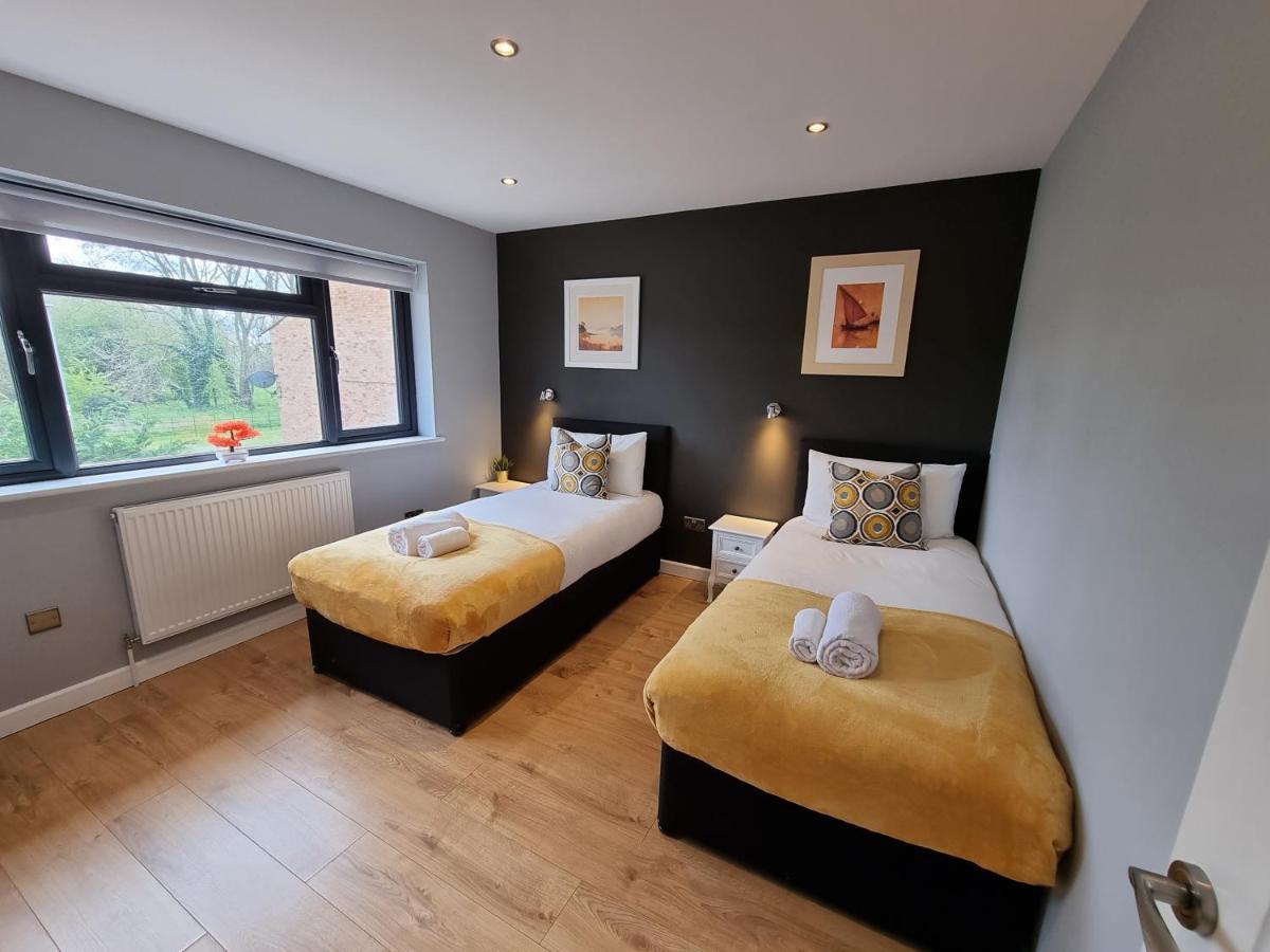 Crown Meadow - 4 Bedroom House - Heathrow - Excellentstays Colnbrook Esterno foto