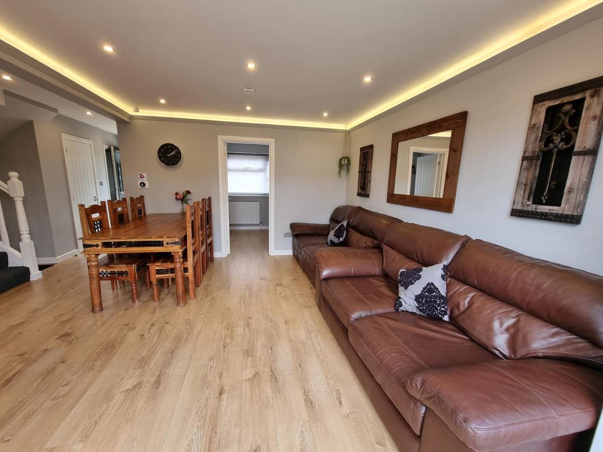 Crown Meadow - 4 Bedroom House - Heathrow - Excellentstays Colnbrook Esterno foto