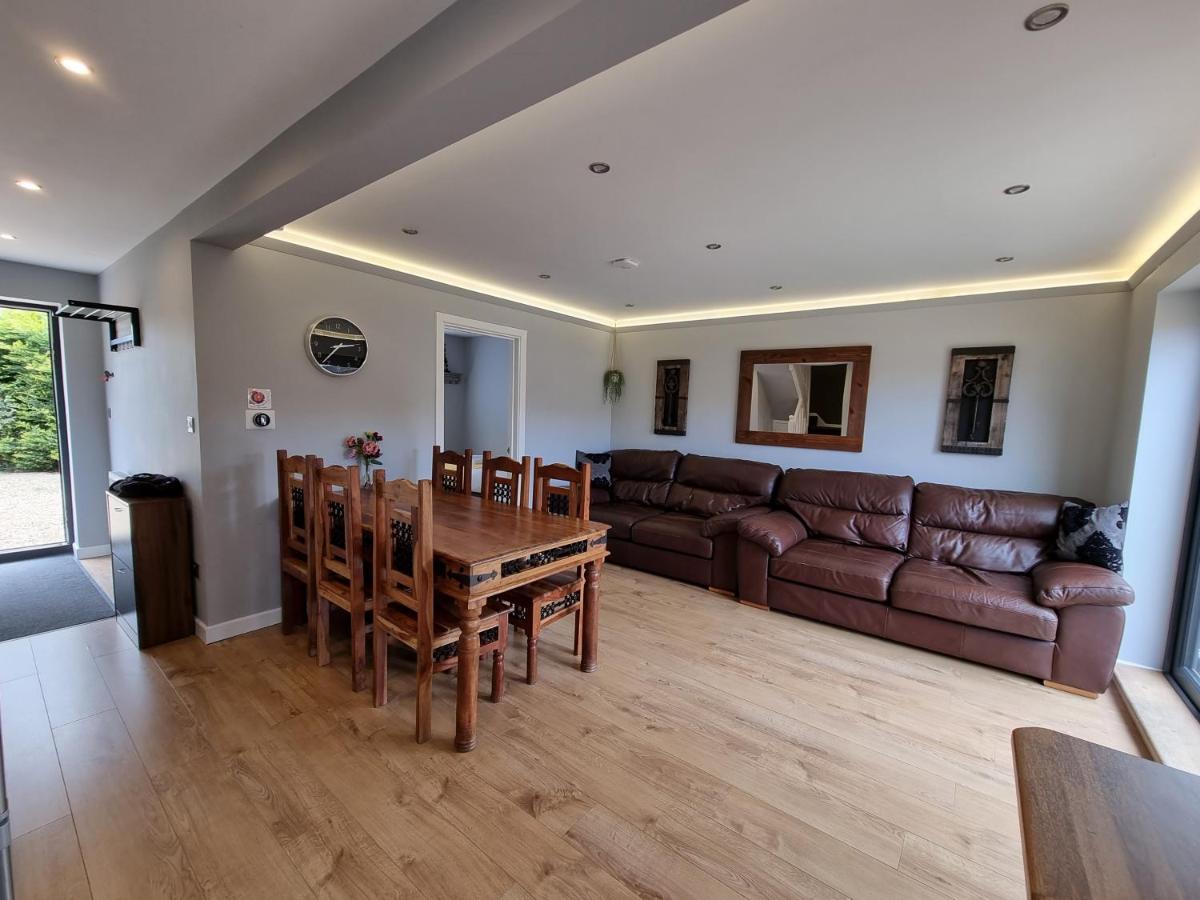 Crown Meadow - 4 Bedroom House - Heathrow - Excellentstays Colnbrook Esterno foto