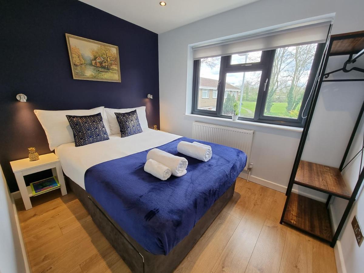 Crown Meadow - 4 Bedroom House - Heathrow - Excellentstays Colnbrook Esterno foto