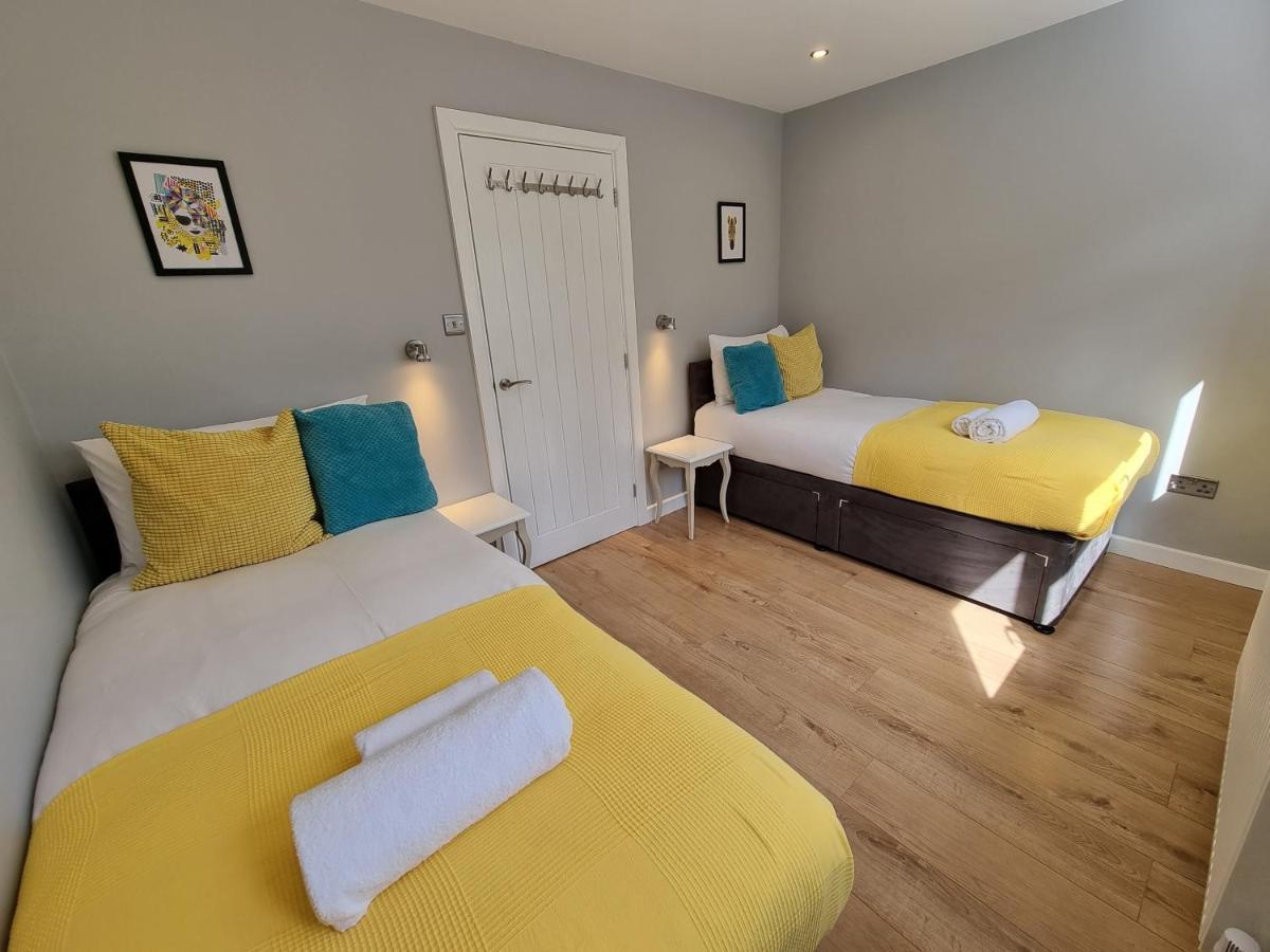 Crown Meadow - 4 Bedroom House - Heathrow - Excellentstays Colnbrook Esterno foto