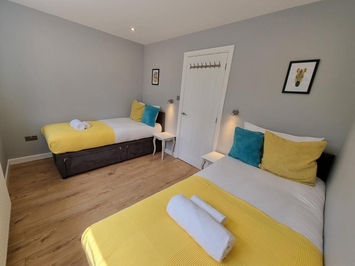 Crown Meadow - 4 Bedroom House - Heathrow - Excellentstays Colnbrook Esterno foto
