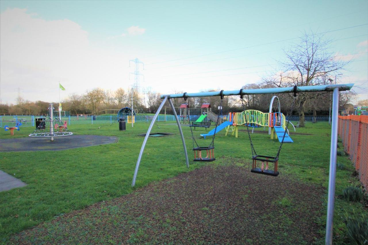 Crown Meadow - 4 Bedroom House - Heathrow - Excellentstays Colnbrook Esterno foto