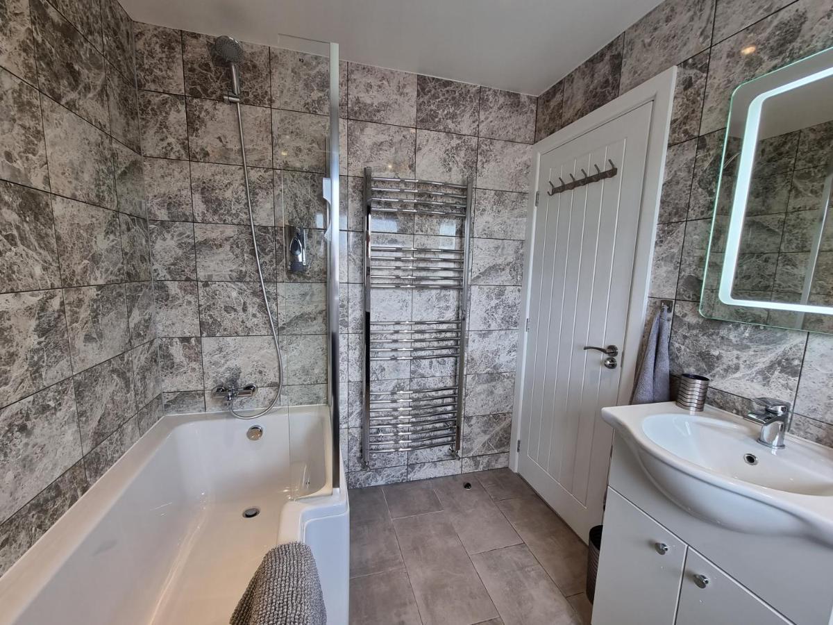 Crown Meadow - 4 Bedroom House - Heathrow - Excellentstays Colnbrook Esterno foto