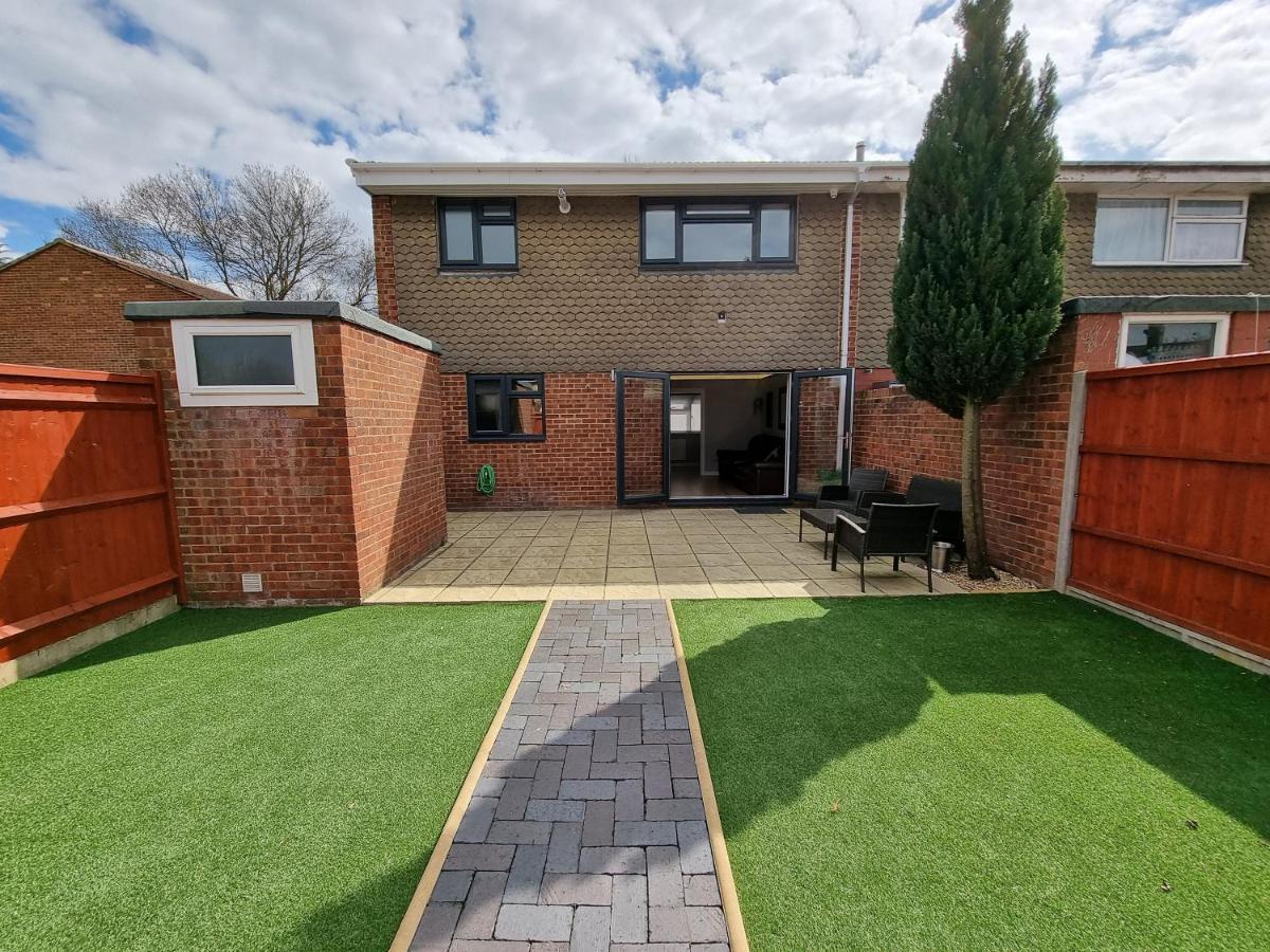 Crown Meadow - 4 Bedroom House - Heathrow - Excellentstays Colnbrook Esterno foto