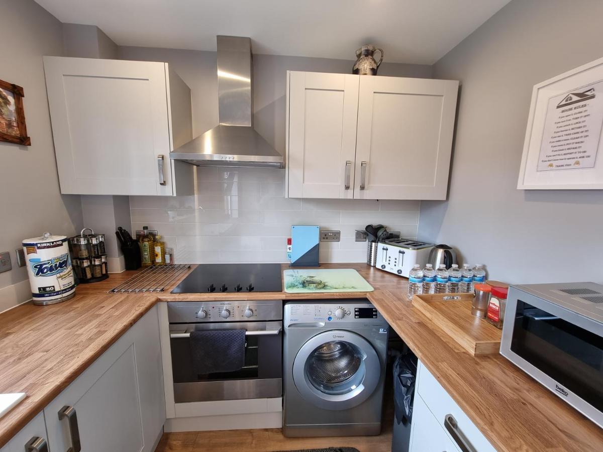 Crown Meadow - 4 Bedroom House - Heathrow - Excellentstays Colnbrook Esterno foto