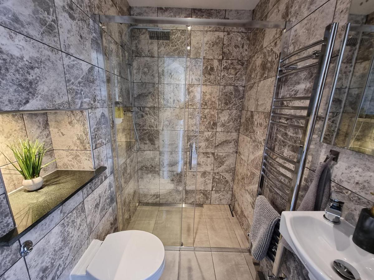 Crown Meadow - 4 Bedroom House - Heathrow - Excellentstays Colnbrook Esterno foto