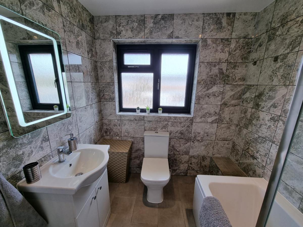 Crown Meadow - 4 Bedroom House - Heathrow - Excellentstays Colnbrook Esterno foto