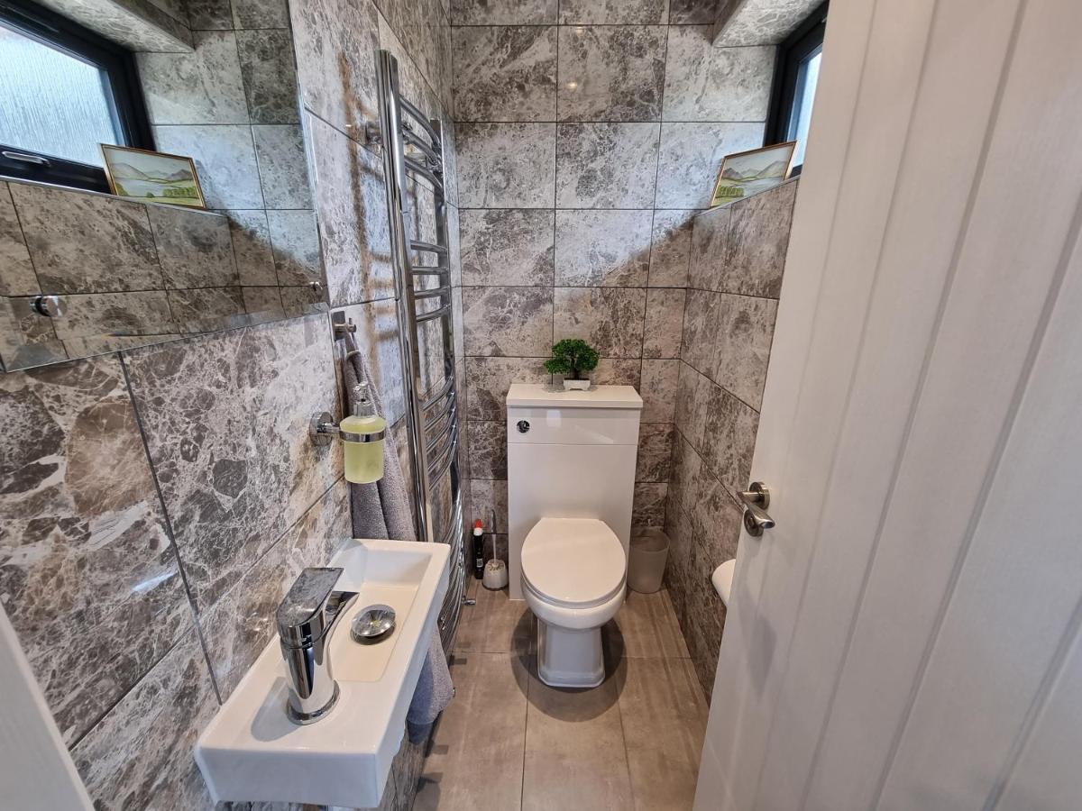 Crown Meadow - 4 Bedroom House - Heathrow - Excellentstays Colnbrook Esterno foto