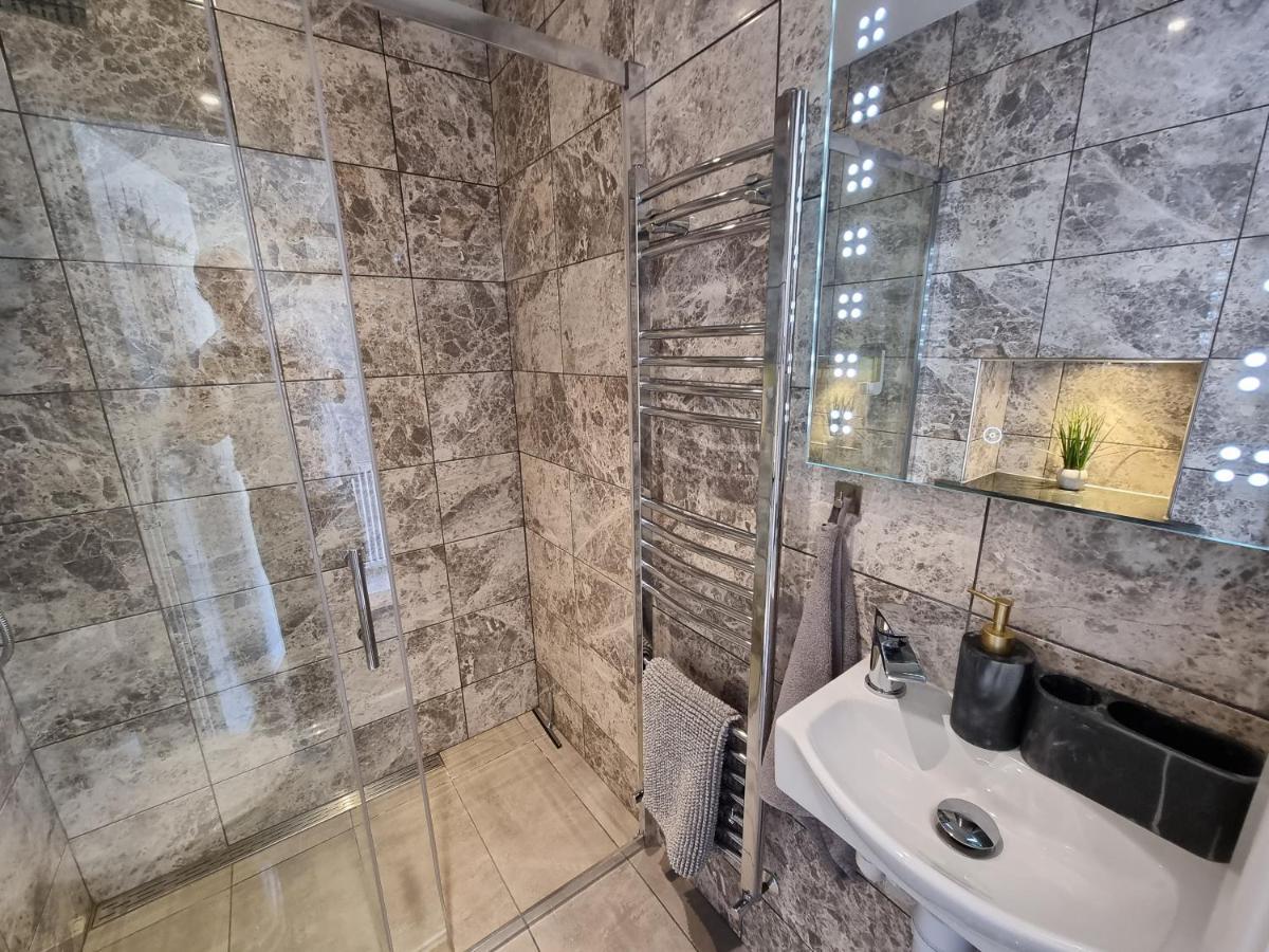 Crown Meadow - 4 Bedroom House - Heathrow - Excellentstays Colnbrook Esterno foto